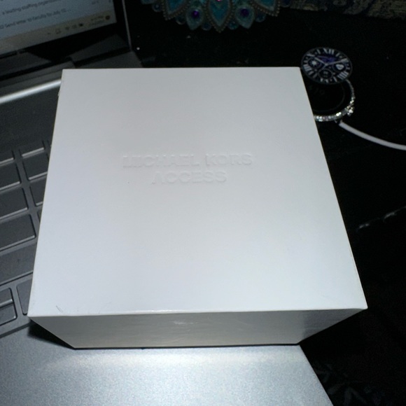 MK Smartwatch - Picture 3 of 4